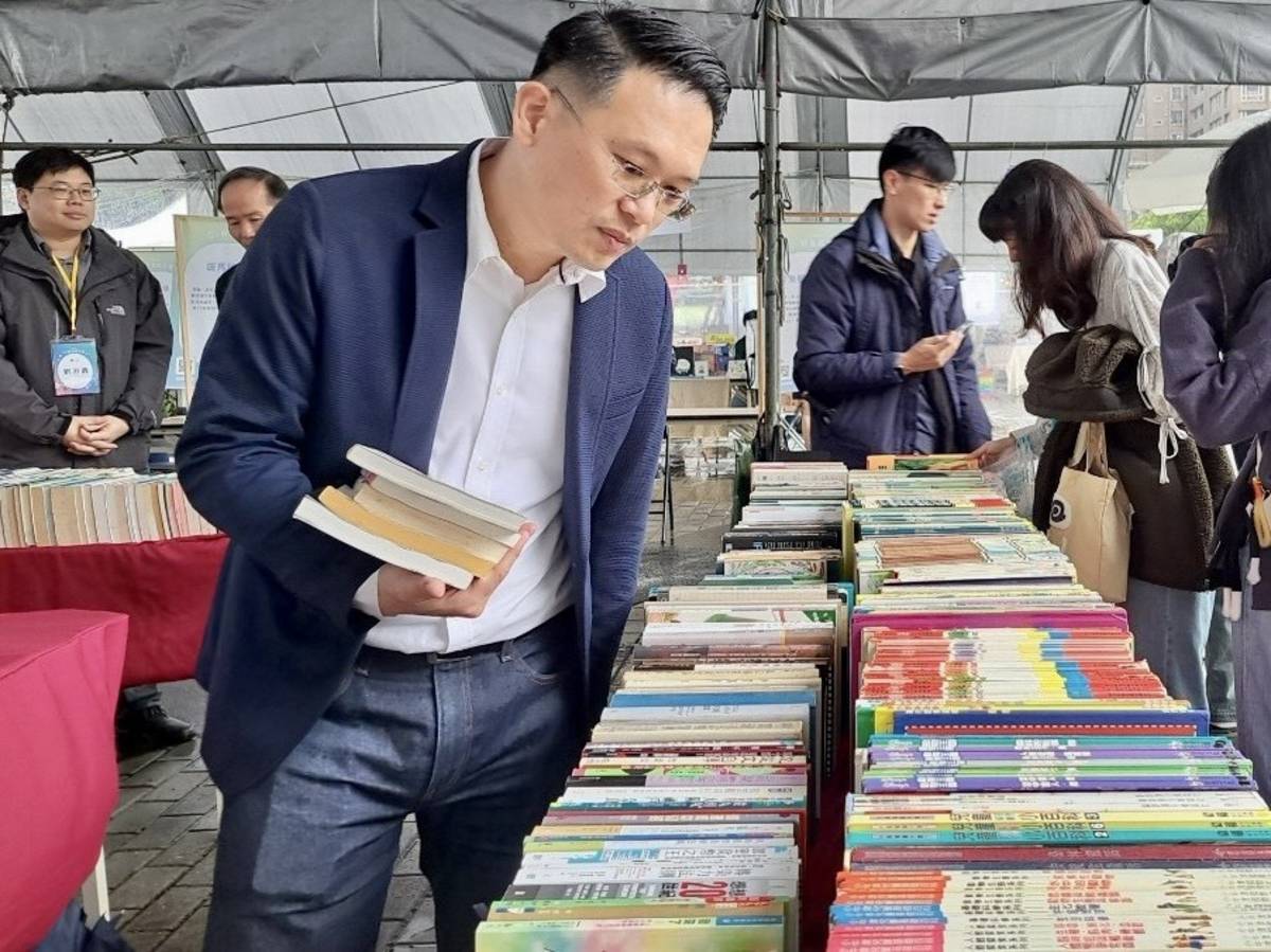 桃園市立圖書館與獨立書店群合作辦理「書暢桃園｜綠野書蹤之解憂處方箋」創新書市及。(桃園市教育局提供)