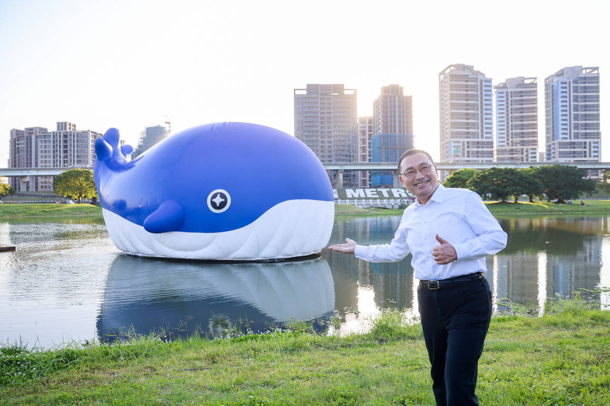 觀旅局和高灘處合作打造「粉嘻鯨」水面裝置藝術，於2025新北春紛節驚喜登場。

