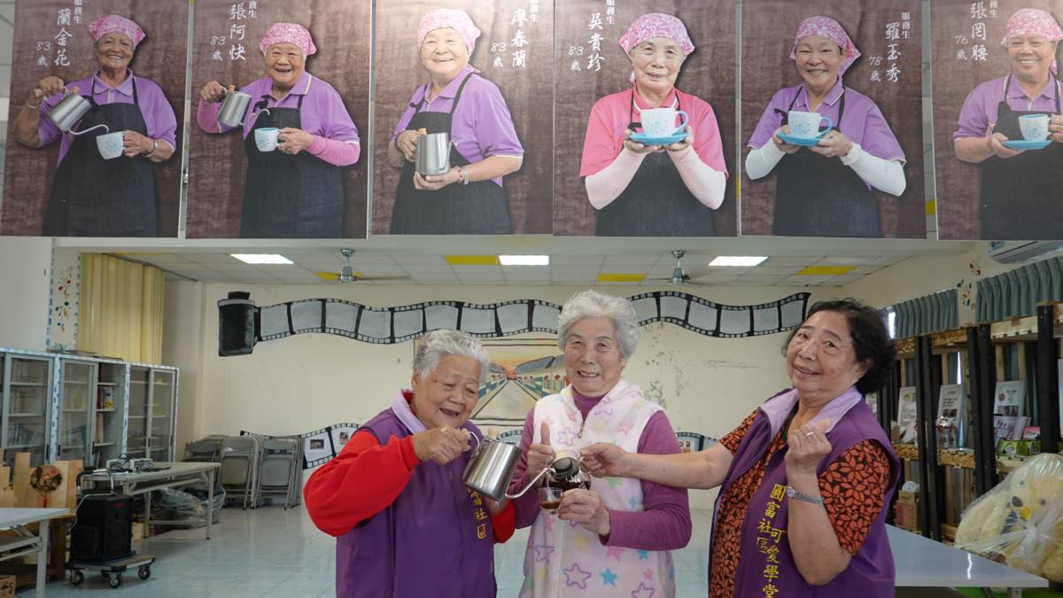 圓富社區咖啡館阿嬤服務生