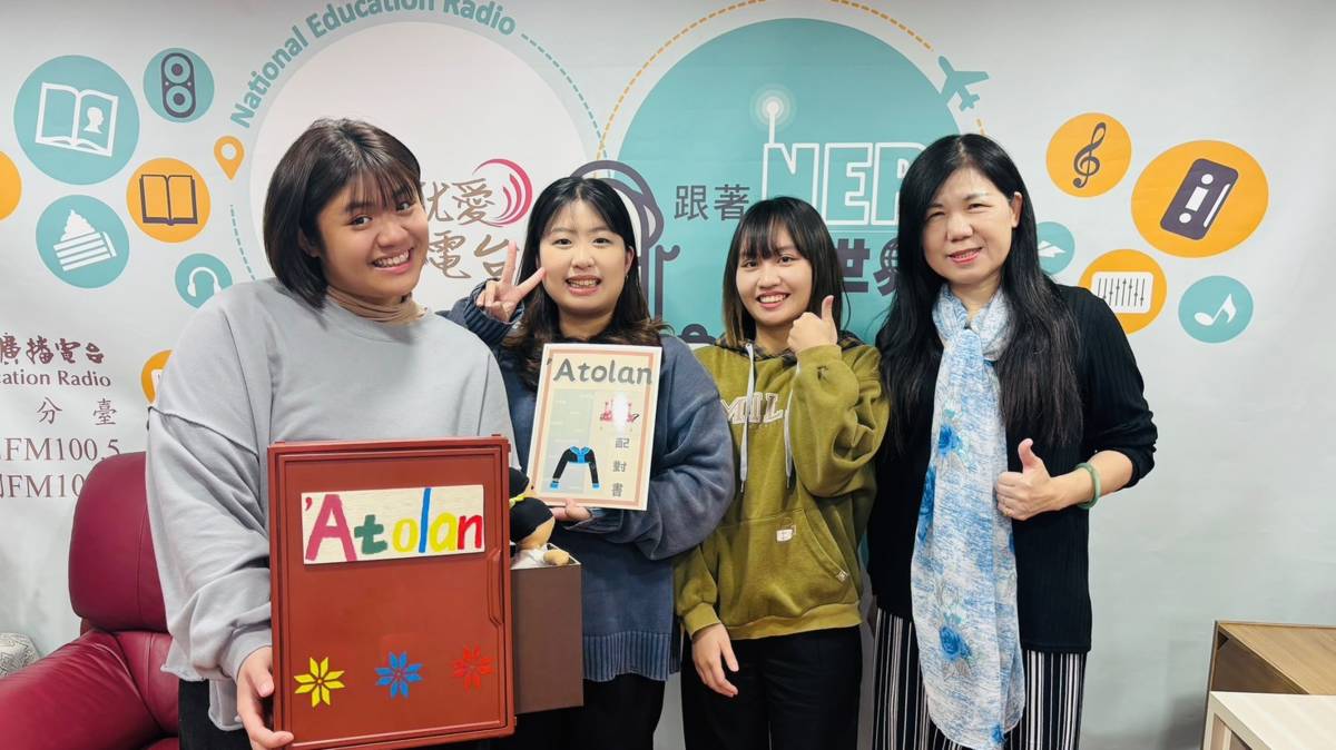 東大幼教系原專班分享原民教具設計，淑娟老師、聖汝、詩涵、宇庭(從右到左)