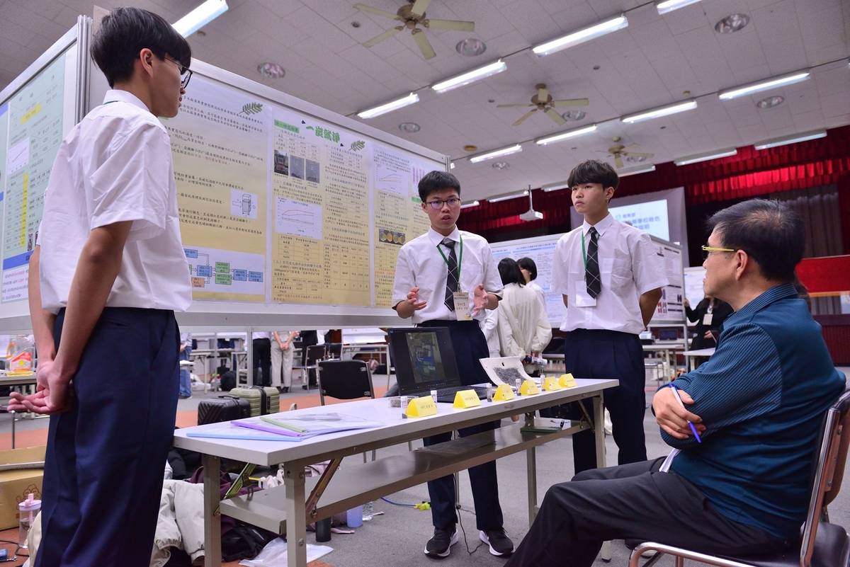 高雄市立高雄高級工業職業學校陳俞伶及林倩宇老師指導蔡學宏、謝宗錄及蔡長祐同學的作品「一炭就淨」。