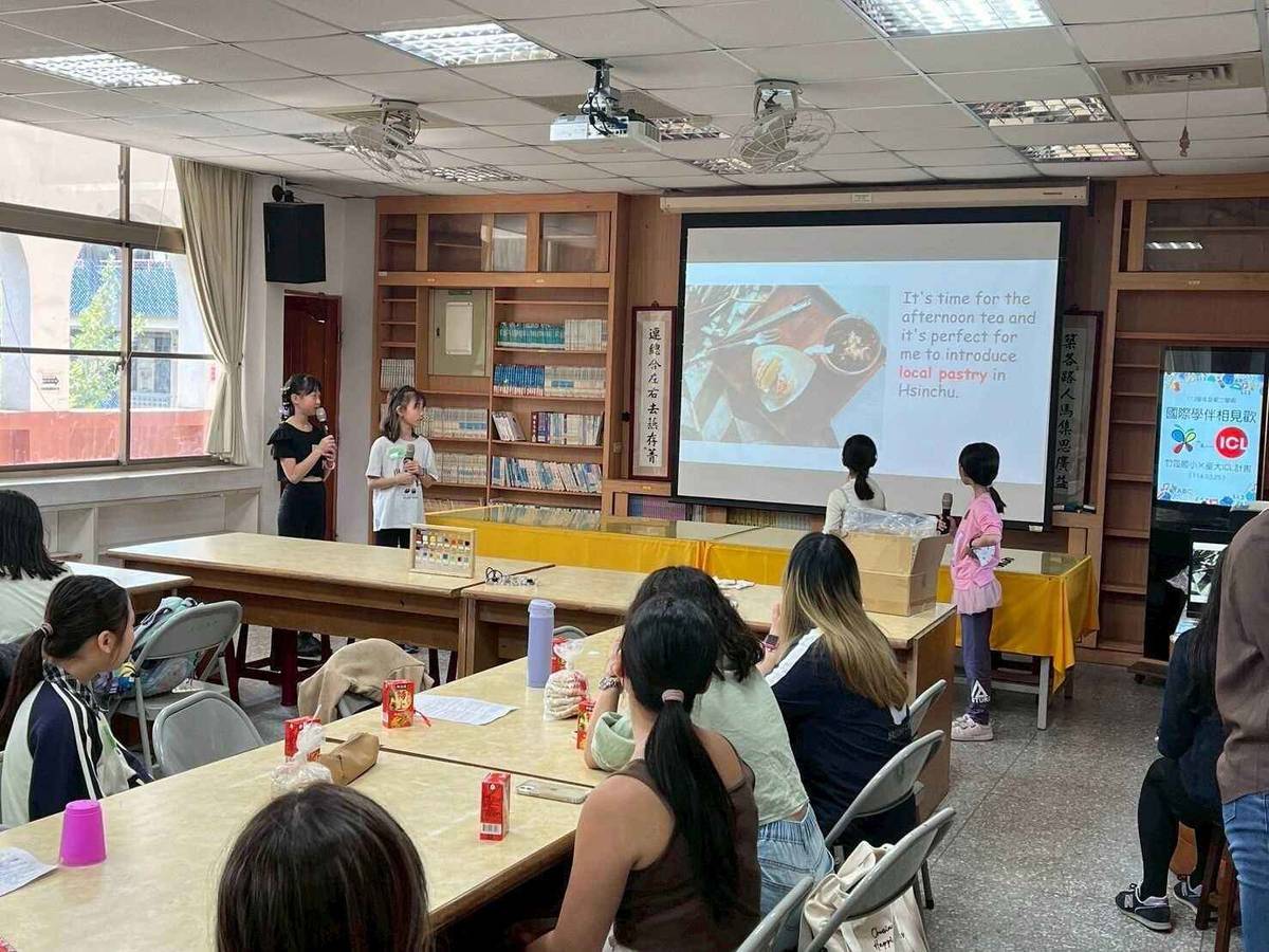 竹蓮國小小學伴用英文介紹新竹市的美食開啟水潤餅午茶時光的序幕。(新竹市政府提供)