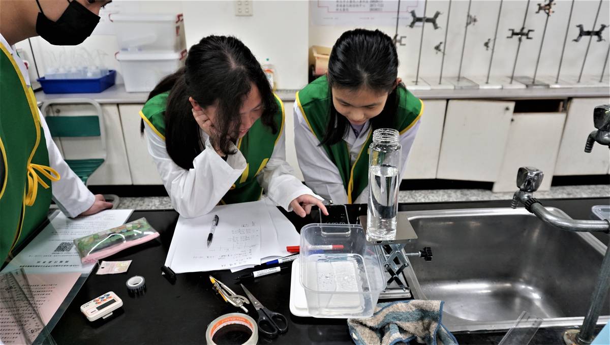 學生仔細觀察實驗的過程並進行紀錄