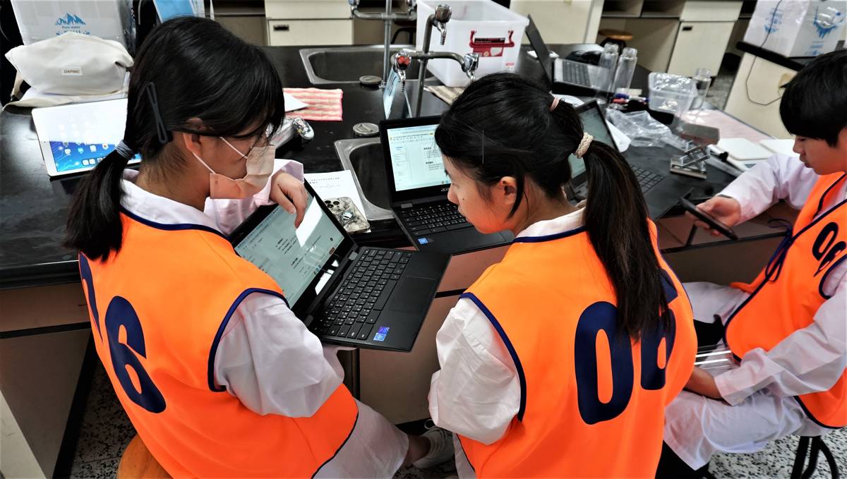 學生運用AI工具討論實驗流程與方法