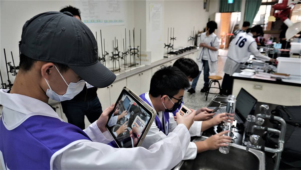 學生蒐集製作實驗簡報的素材