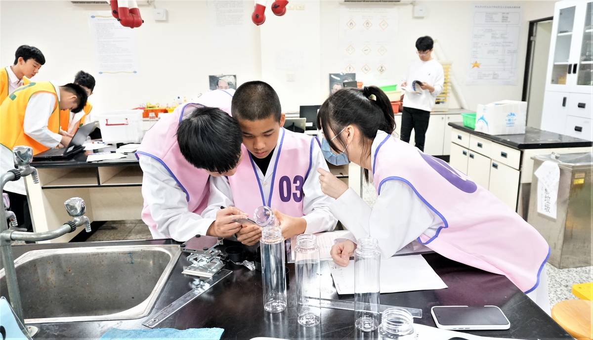 學生認真進行實驗設計與操作