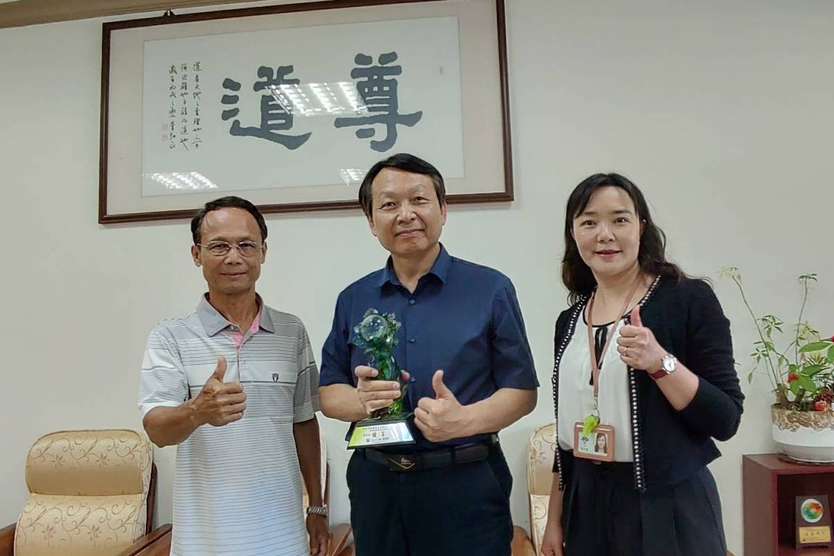 (左起)在莒光國小任教30年擔任志工老師 7年的何宗祥老師、莒光國小校長林義祥、莒光國小學務主任簡百澍