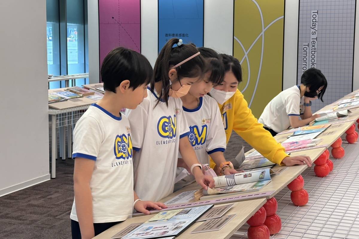 桃園市立圖書館舉辦教科書設計展，同時辦理3場延伸活動，歡迎對美術有興趣的學生及家長參與。(桃園市教育局提供)