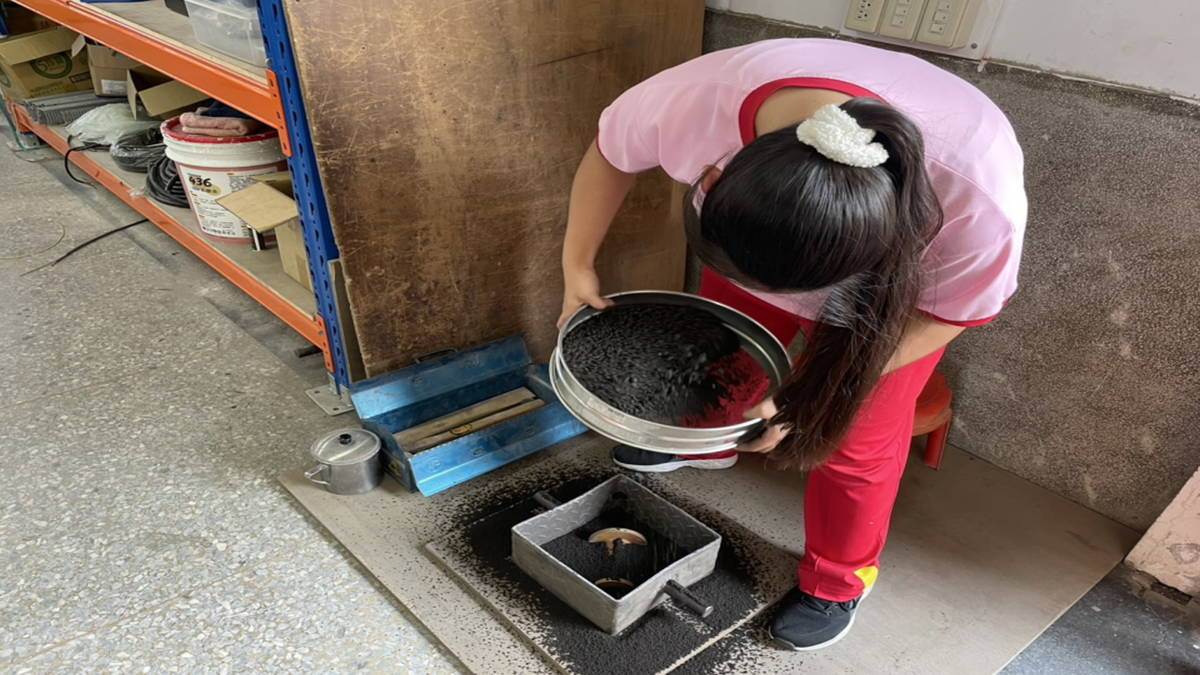 鑄造需要細心與耐心，花壇國中陳羽婕在彰化技藝競賽鑄造類奪金。（圖:劉文珍）