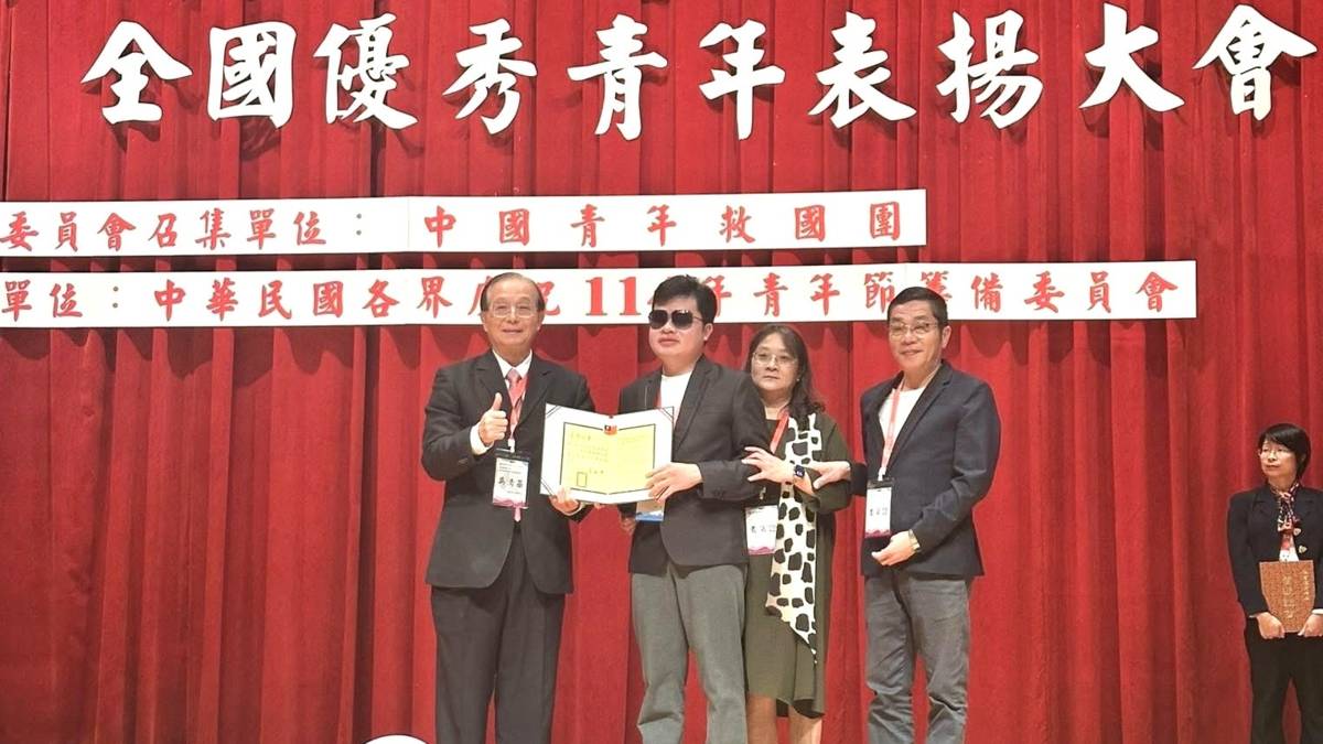 視障音樂創作人陳祈信，今年獲得全國優秀青年表揚，他感恩所有的貴人，在他需要時都會拉他一把，而父母可說是他的第一位貴人。
