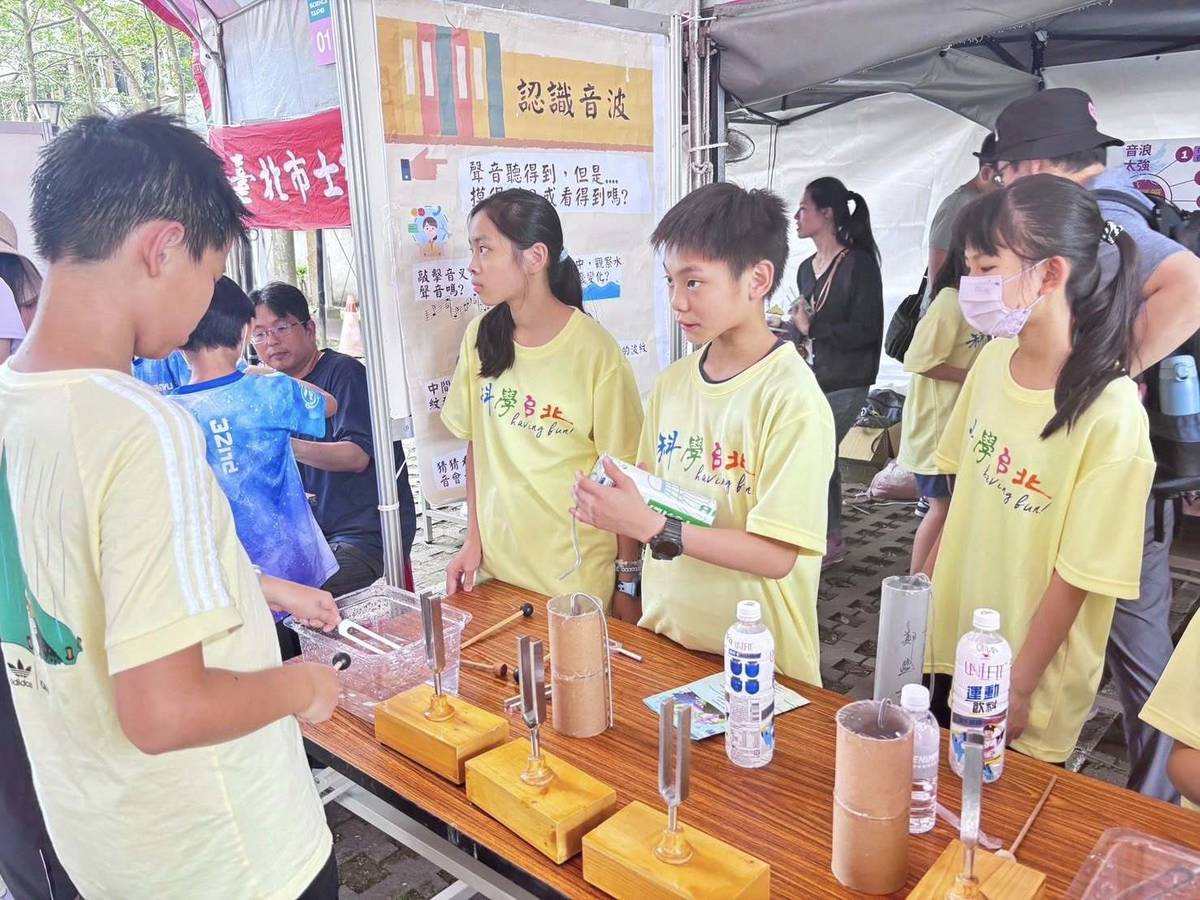 活動現場熱鬧非凡，現場集結國小、國中、高中到大學各學層的科普攤位多達59個，從物理到化學，從地科到生物，每一個領域都有新奇有趣的實驗 (臺師大提供)