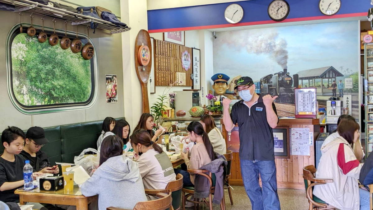 宛如懷舊藍皮火車情境的福井食堂，充滿著美味的火車便當以及鐵道文物的溫馨故事。