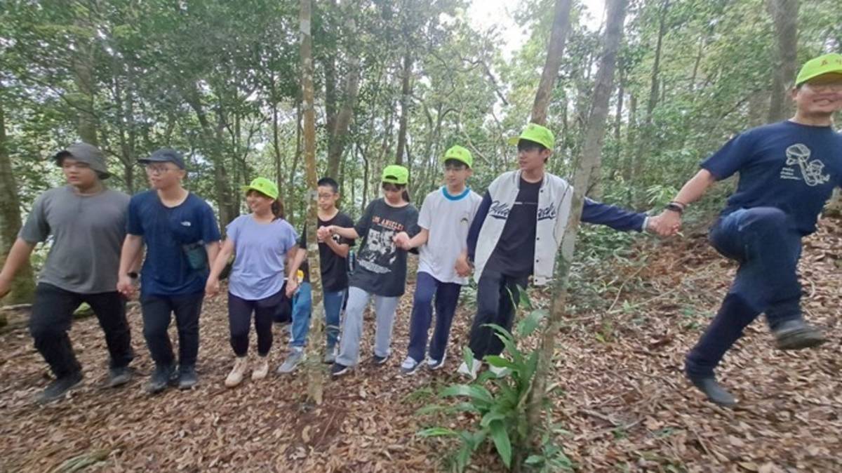全體師生體驗泰雅族歌舞在大刀山頂共舞