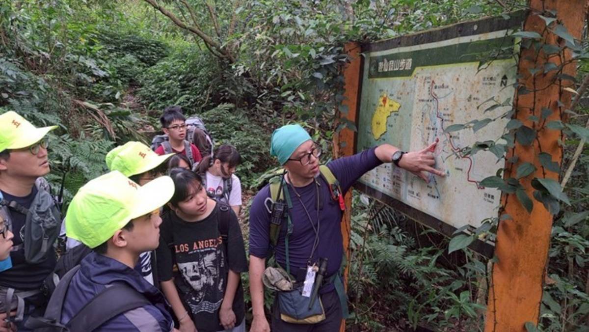 莊永隆老師指導孩子認識烏來古道及林道
