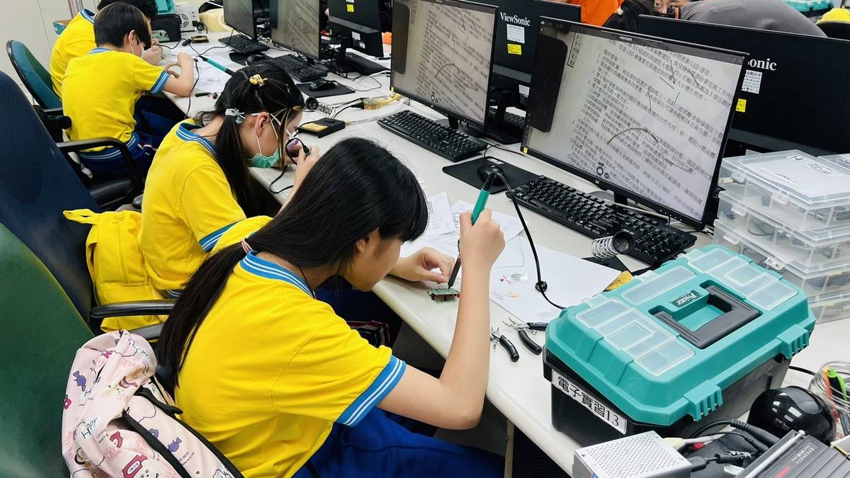 南榮國小學生動手做完成個人作品，體驗技職教育魅力