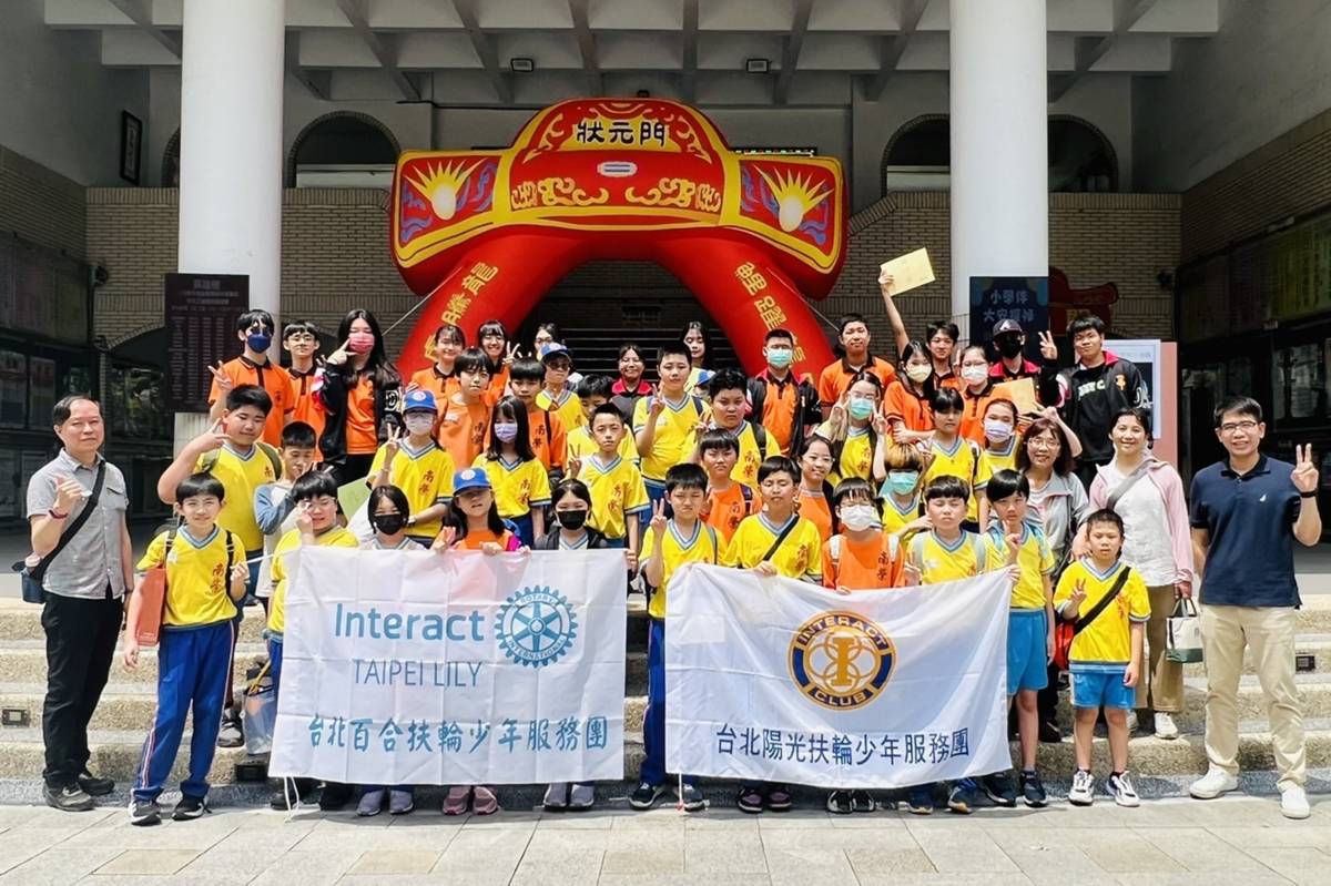 大安高工舉辦相見歡活動，南榮國小學生與大學伴進行團框遊戲，體驗技職課程