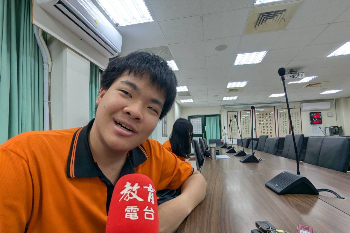 大安高工學生翁叡毅透過課程中的小遊戲，提高小朋友的英語學習興趣