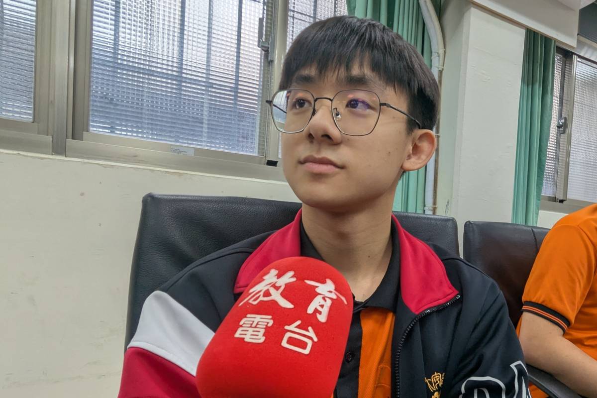 學生李偉綱在教小朋友英語的過程中，也增進個人英語表達能力

