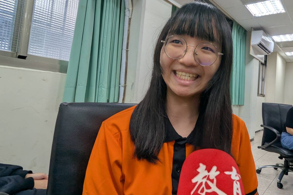 學生陳郁欣在兩年的教學過程中，看見小朋友在英語學習上的成長