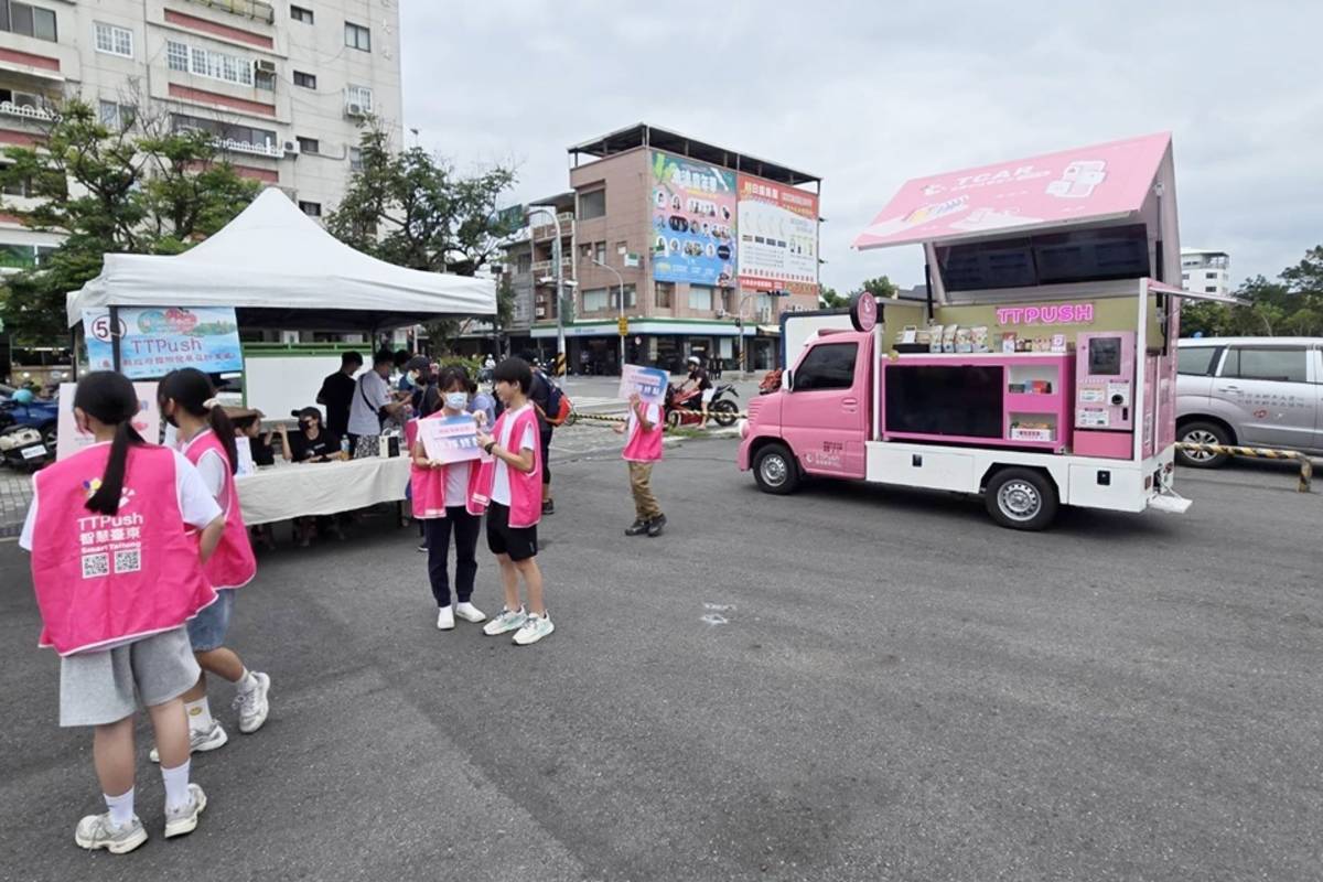呼應今年度園遊會主題「善循環X愛永續」，臺東縣國計處也派出Tcar行動智能車，民眾攜帶廢電池至現場回收，即可獲得臺東金幣，輕鬆做環保的同時，也能傳遞愛心。