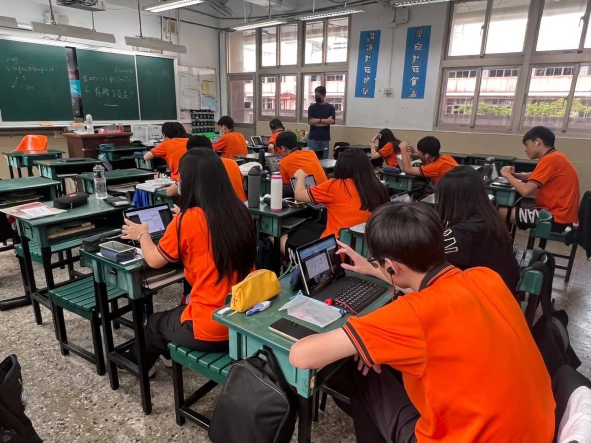 透過大手拉小手的模式提升偏鄉孩童學英語的興趣，也激發大學伴對教學與外語的熱忱
