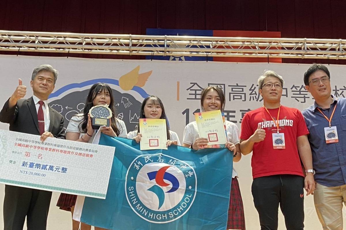 國教署長彭富源頒發第一名獎狀及獎金2萬元予新民高中獲獎師生