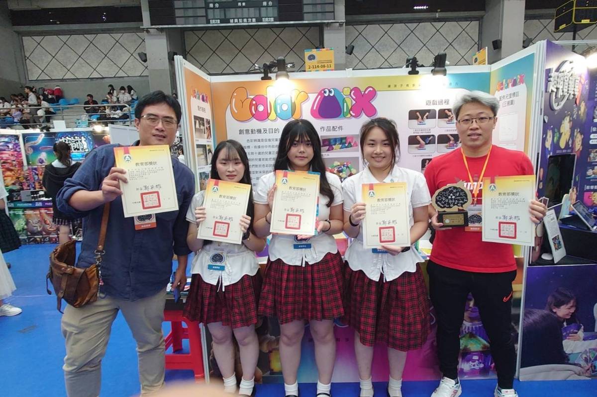 獲獎師生王建翔老師、吳禹叡老師及賴禹甄、黃漩葦、張瑀芯同學。