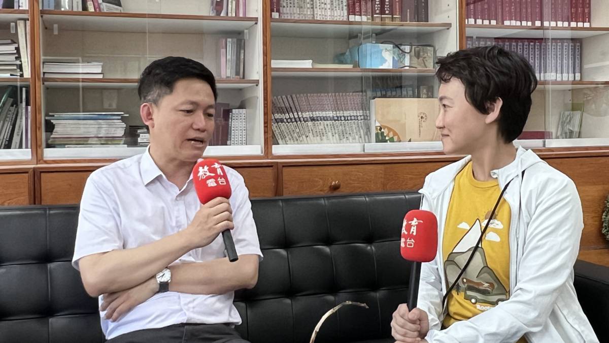 TASA教育辦公室總監鄭琮生(左)分享計畫緣起和個人經歷