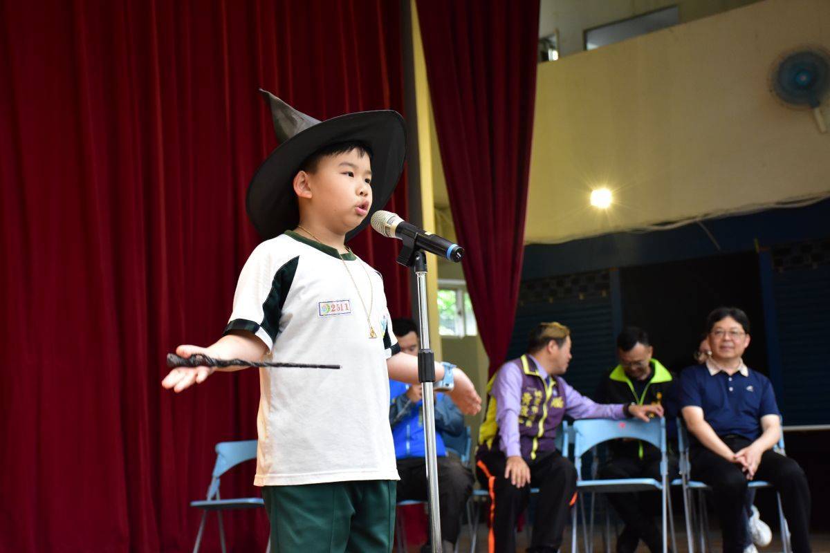 學生在校慶活動上才藝演出
