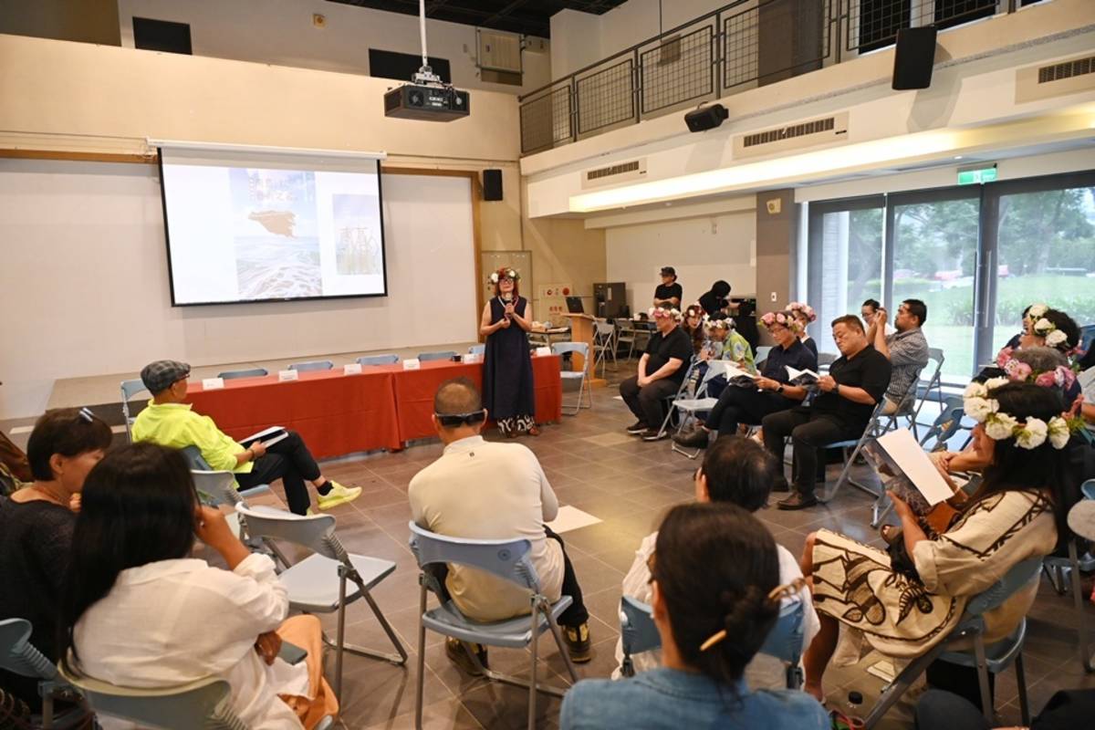臺東縣文化處委託出版新書《南島，以藝術之名》，今(6)日在臺東美術館正式發表，吸引眾多藝文界人士及社會各界共襄盛舉。
