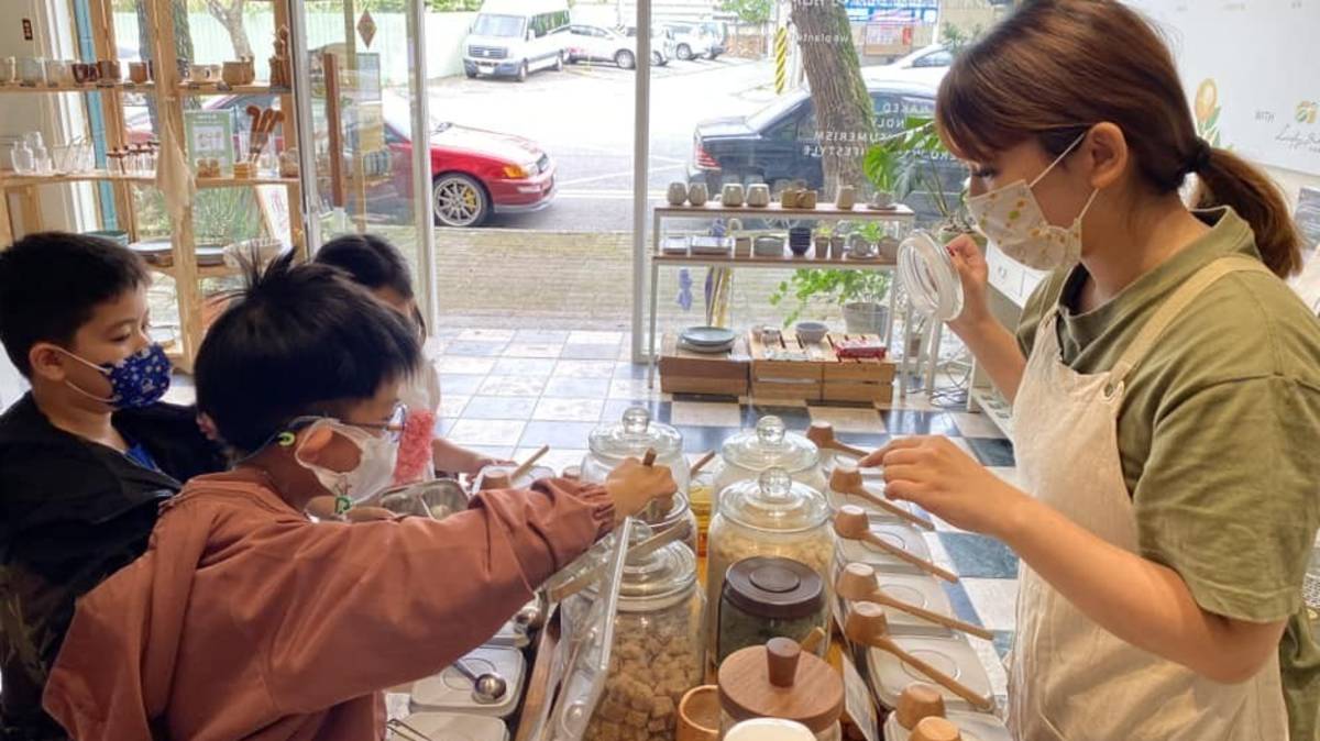 東華附小教孩子選擇不過度包裝的商品