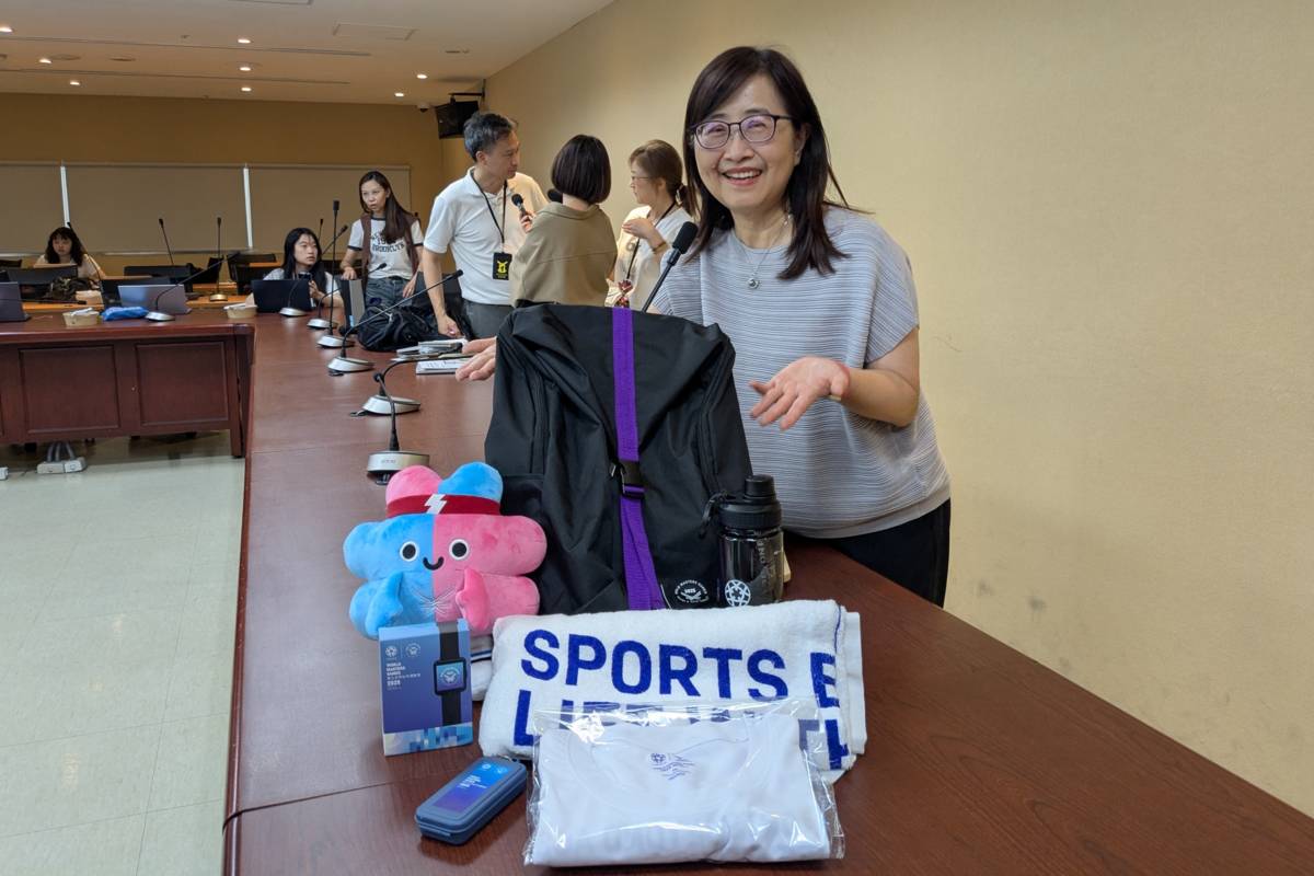 世壯運選手歡迎禮包內有毛巾、T-Shirt、後背包、環保運動杯、運動手錶
