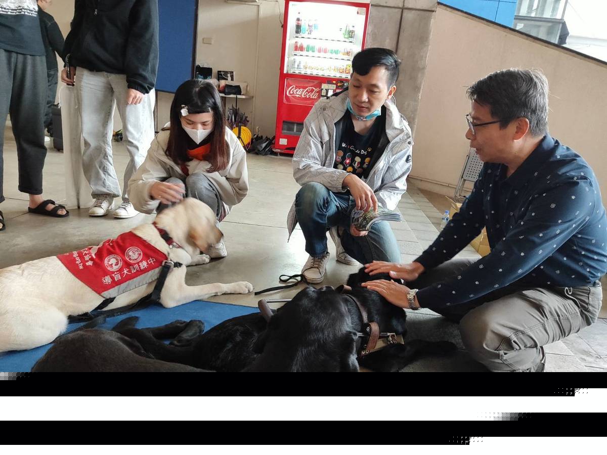 元智大學學生事務處舉辦「友善校園特教宣導週」，邀請台灣導盲犬協會，帶著導盲犬進入校園。(元智大學提供)