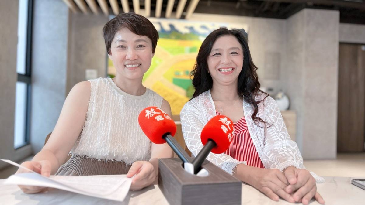 金曲歌后 許景淳(右)