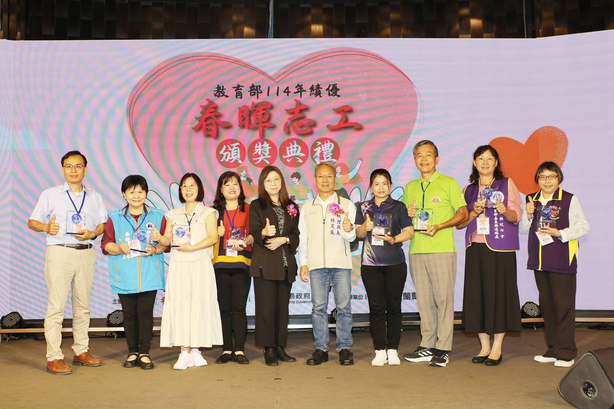 績優春暉志工頒獎合照
