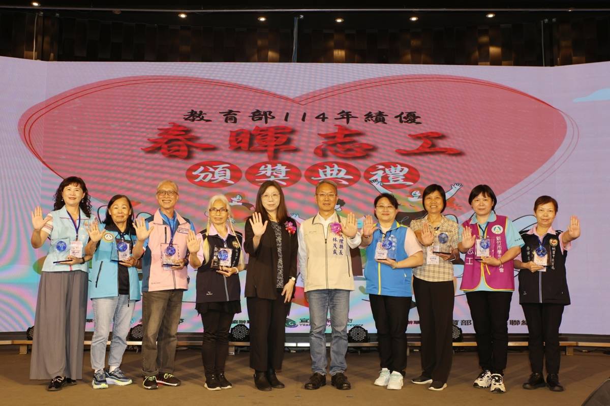績優春暉志工頒獎合照