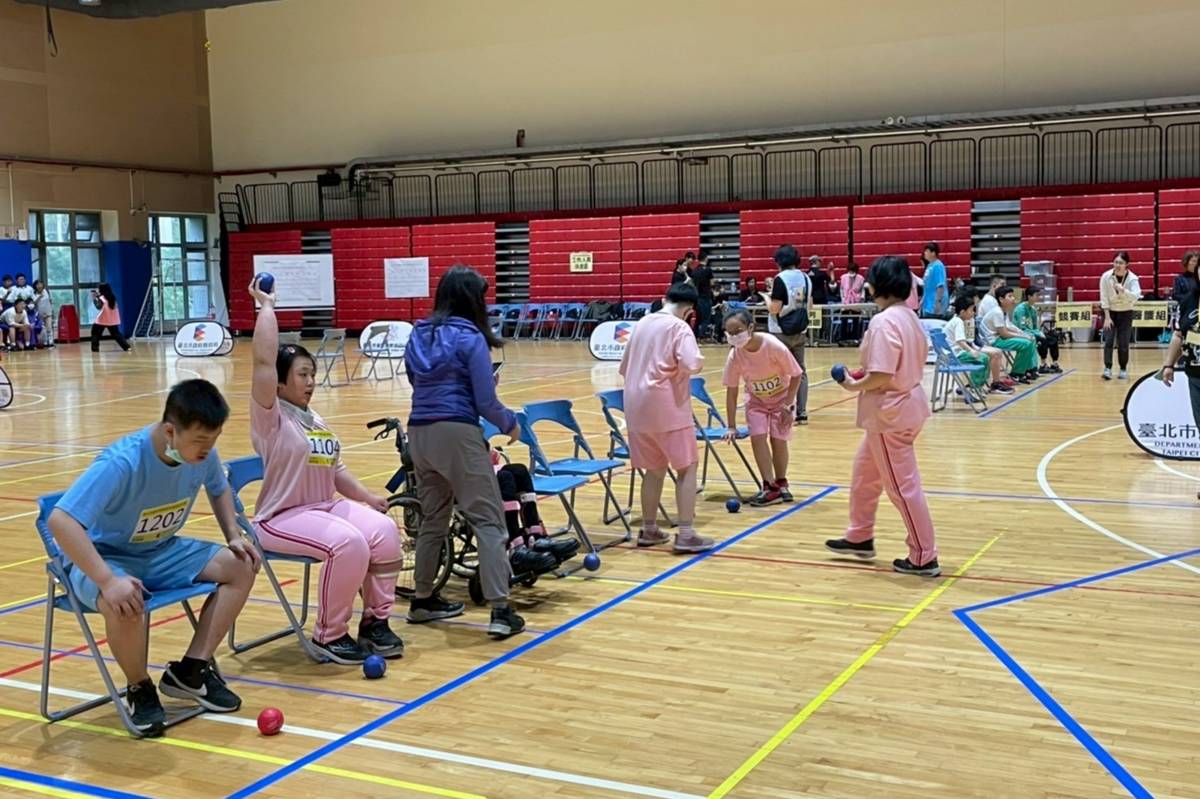 臺北市113學年度國中特教盃地板滾球大賽登場，有20所國中、24隊，約150位學生參賽