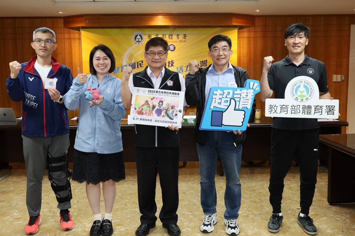 2025雙北世界壯年運動會開幕典禮將以「We share the same Sky」為主題，象徵共享、包容的精神，更展現臺北及新北雙城的活力、文化與對運動熱情的表現，歡迎民眾到場為選手加油。(左起體育署國際及兩岸運動組李聯康科長、世壯運發言人郭音蘭、洪志昌副署長、世壯運執行辦公室黃臣豪參議、吳錫佳副主任)