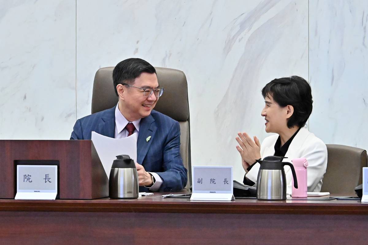 行政院院長卓榮泰(左)在院會中向內閣閣員與有母職者，祝賀母親節快樂。右為行政院副院長鄭麗君。(行政院提供)
