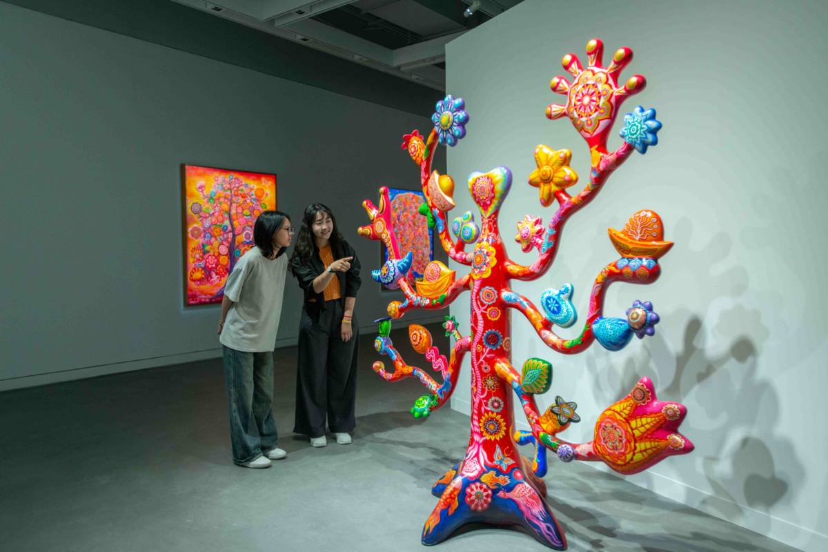 高美館《繁花夢露—張立曄的靈光樂園》展出大型雕塑作品〈百花樹〉。（高美館提供）