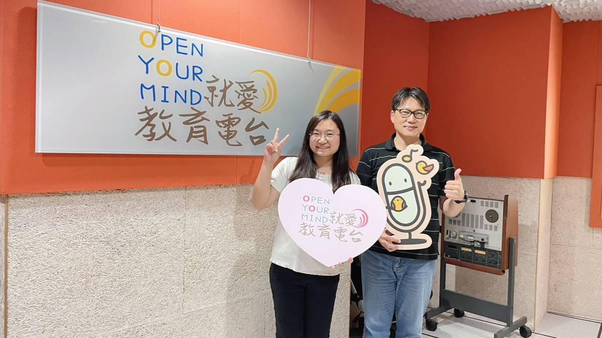 黃郁茹創辦人於電台錄音室與主持人合影