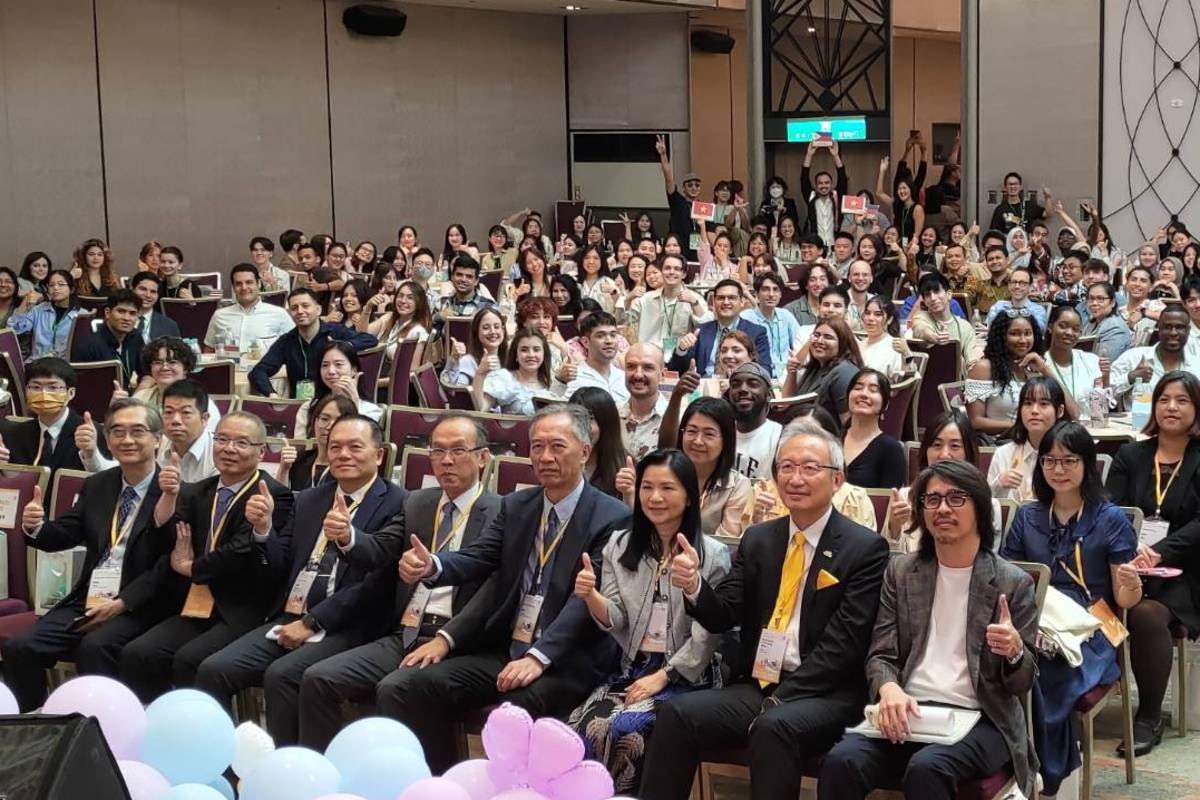 教育部次長葉丙成(右)親臨出席