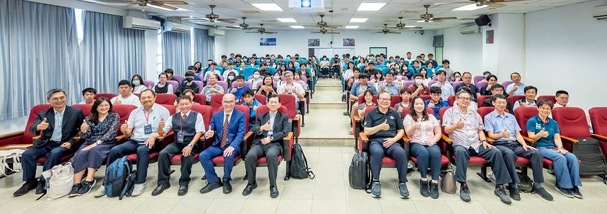 國立臺東大學舉辦「2025資訊管理研討會」，與會師生及來賓合影。