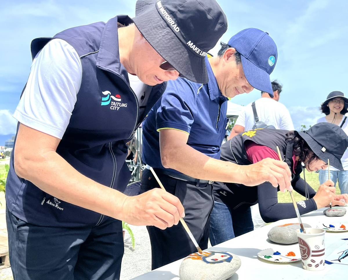 臺東市公所與水利署第八河川分署合作，於海濱公園舉辦「愛海代言石，海濱尋寶樂」活動，邀請在地畫家何宏雄帶領來賓現場彩繪石頭。