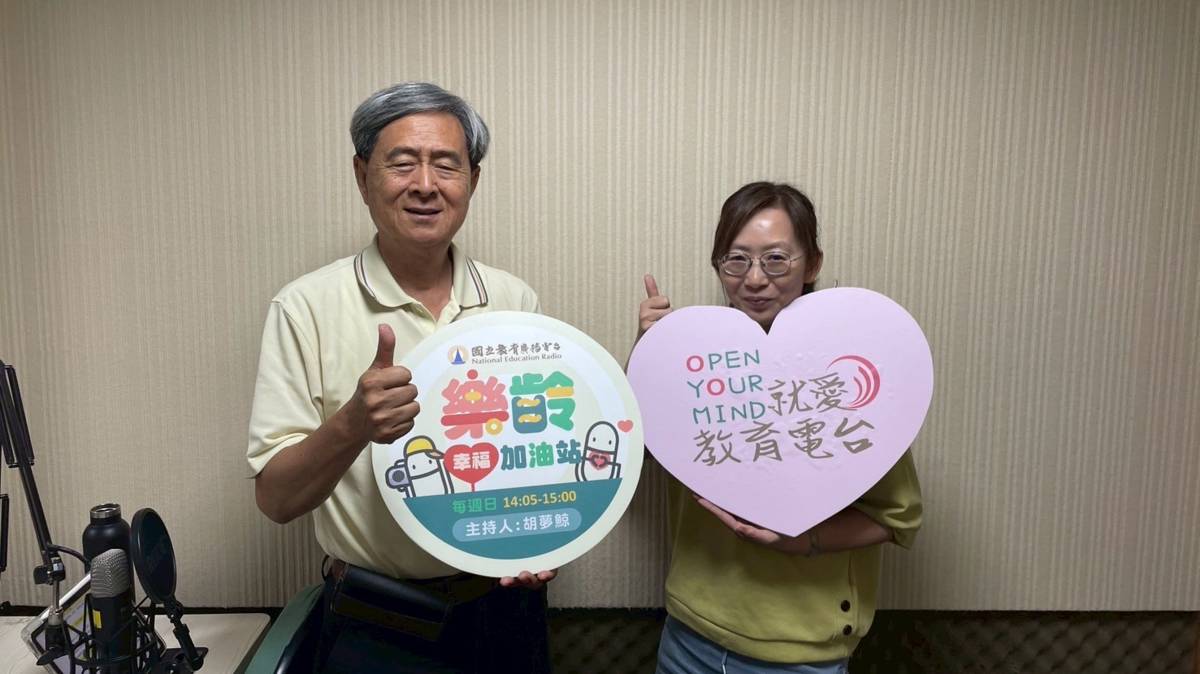 嘉義縣樂齡示範中心黃意萍主任（右）聊如何在樂齡學習中心找到快樂