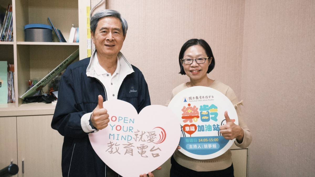 中正大學林麗惠教授（右）談樂齡大學的現況及目標