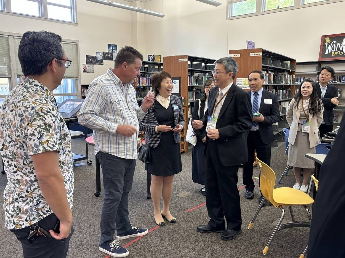 與Los Gatos-Saratoga Union High School District學區委員及Redwood Middle School教師進行交流 (教育部提供)
