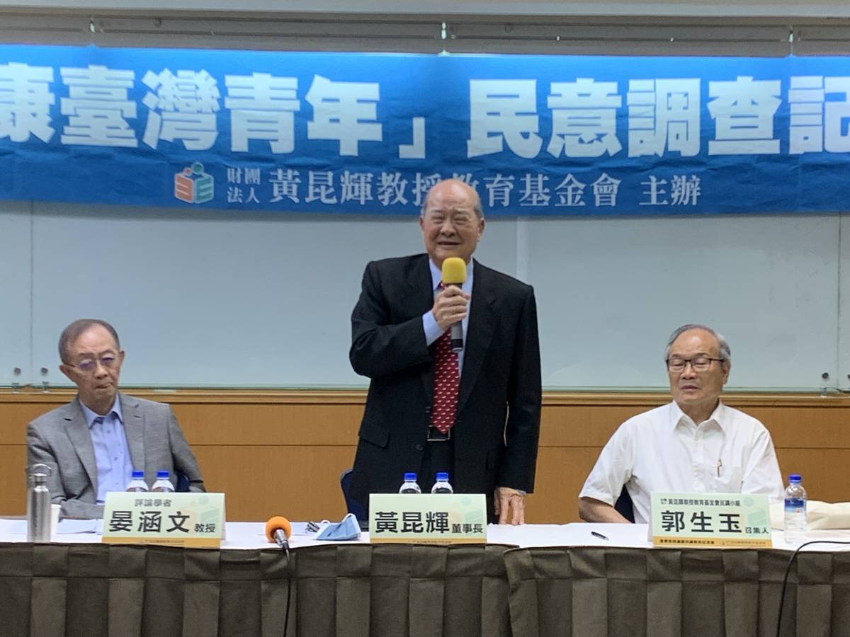 基金會董事長黃昆輝致詞 (記者攝)