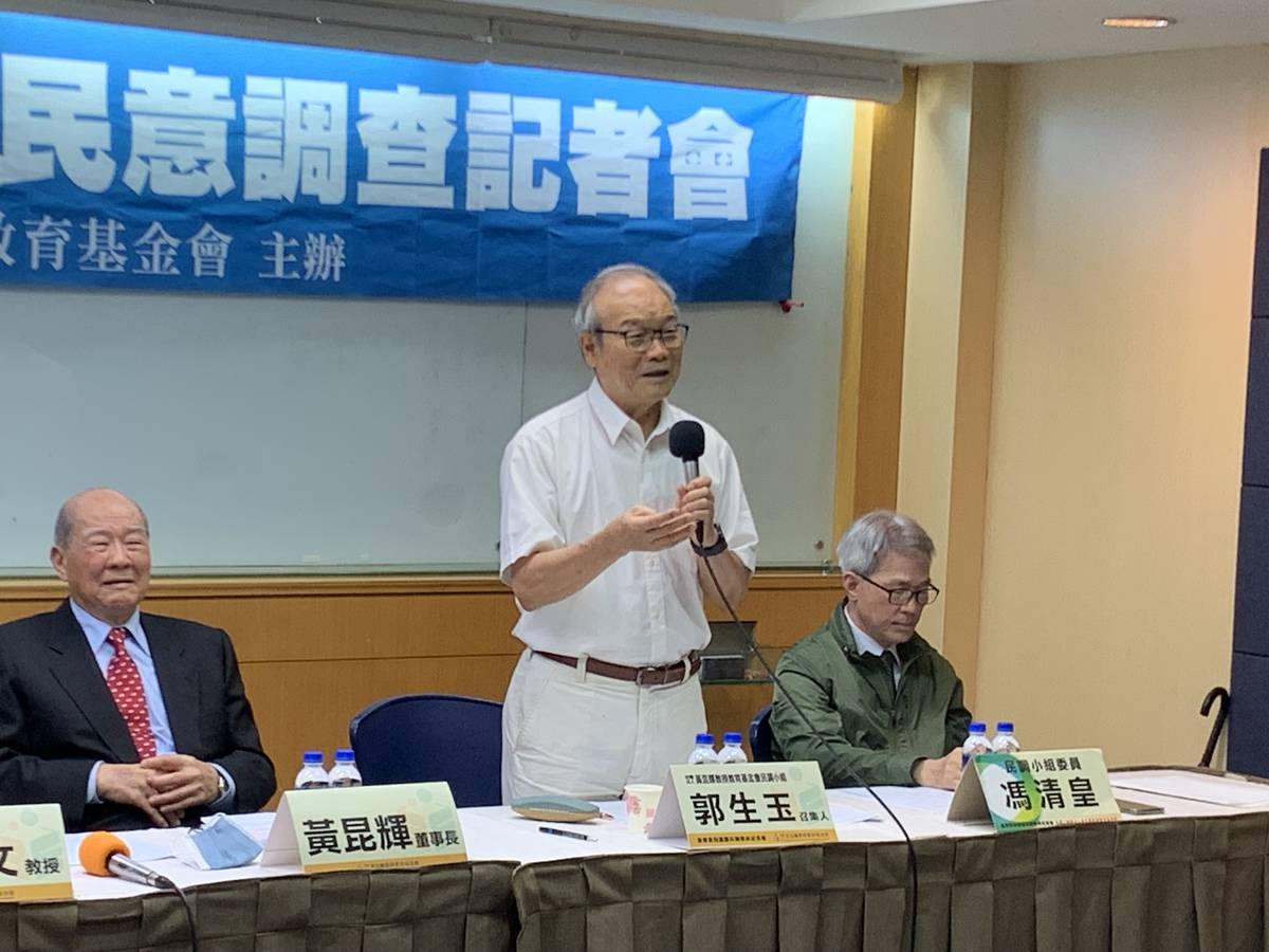 民到小組召集人郭生玉說明民調結果 (記者攝)
