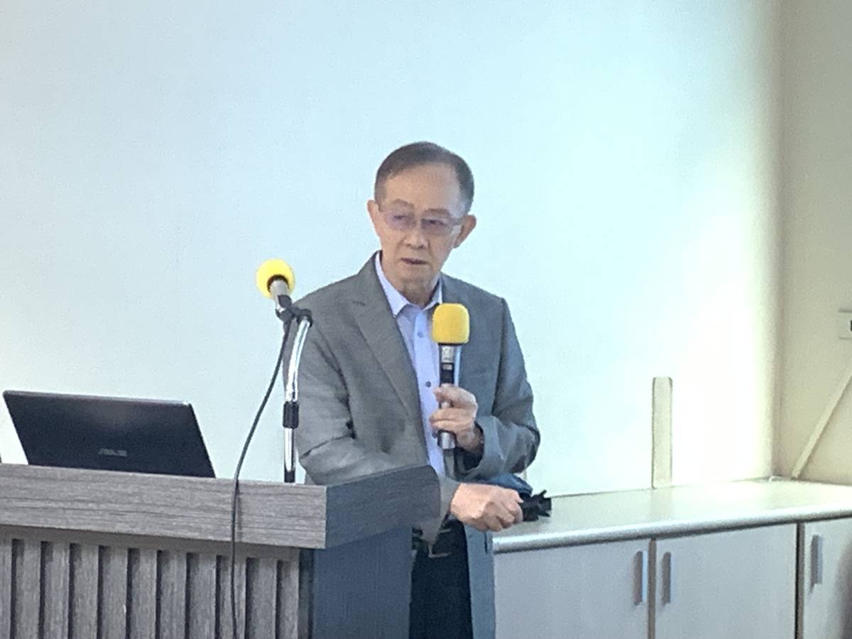 臺師大健康促進與衛生教育學系名譽教授晏涵文進行講評 (記者攝)